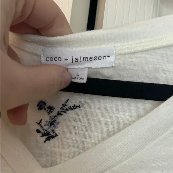 Elegant White Floral Blouse - Picture 2 of 3